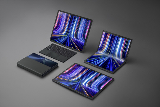 에이수스의 17인치 폴더블 OLED 패널이 적용된 '젠북 17 폴드 OLED'. <에이수스 제공>